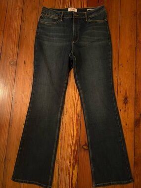 Women’s Wrangler high rise dark bootcut jeans size 12/32 32” waist